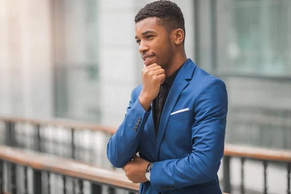 Stilig Ung Afrikansk Man Blå Jacka — Stockfoto