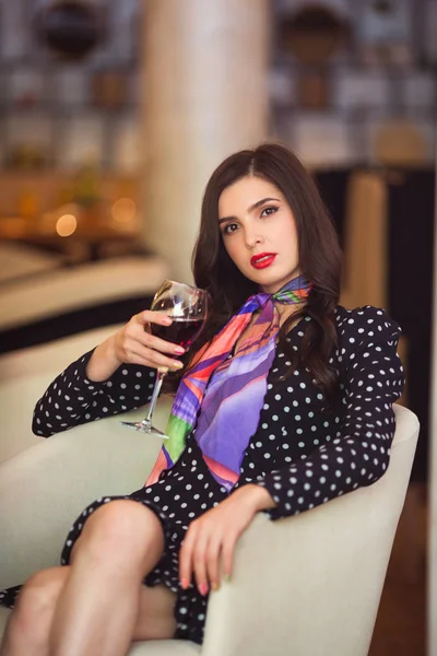Schöne Junge Frau Mit Einem Glas Rotwein Einem Restaurant — Stockfoto