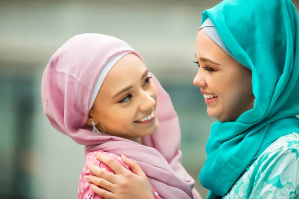 Duas Belas Mulheres Jovens Vestidos Muçulmanos — Fotografia de Stock