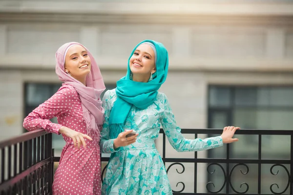 Duas Belas Mulheres Jovens Vestidos Muçulmanos — Fotografia de Stock