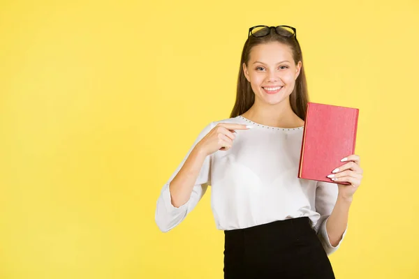 Hermosa Joven Con Una Camisa Blanca Sobre Fondo Amarillo Con — Foto de Stock