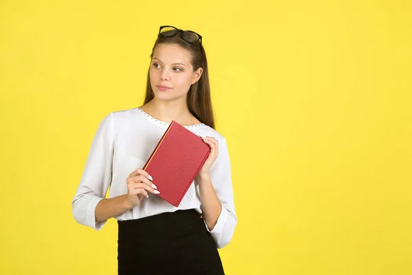 Hermosa Joven Con Una Camisa Blanca Sobre Fondo Amarillo Con — Foto de Stock