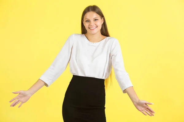 Bela Jovem Mulher Uma Camisa Branca Fundo Amarelo — Fotografia de Stock