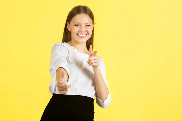 Vacker Ung Kvinna Vit Skjorta Gul Bakgrund Med Hand Gest — Stockfoto