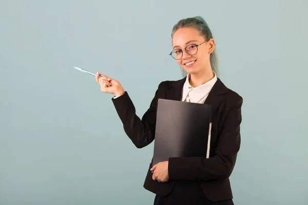 Hermosa Joven Gafas Traje Negro Sobre Fondo Azul Con Una — Foto de Stock