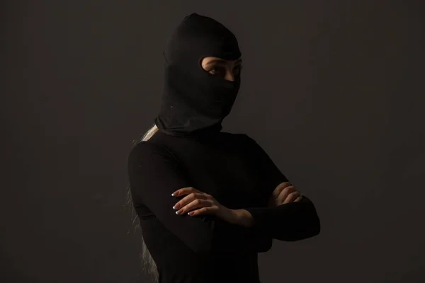 Mujer Desconocida Con Una Máscara Negra Sobre Fondo Gris —  Fotos de Stock