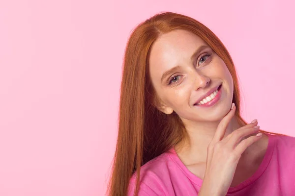 Mooie Jonge Vrouw Met Rood Haar Een Roze Achtergrond — Stockfoto