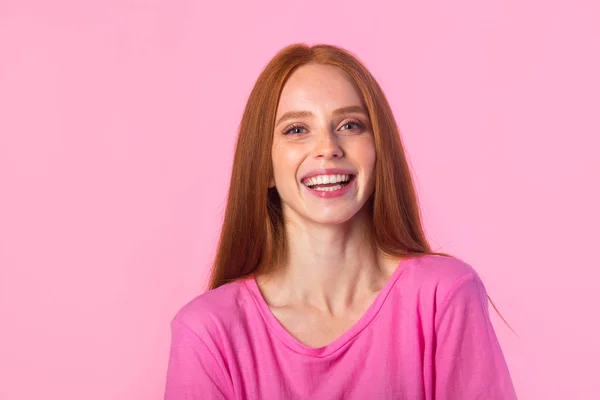 Bela Jovem Mulher Com Cabelo Vermelho Fundo Rosa — Fotografia de Stock