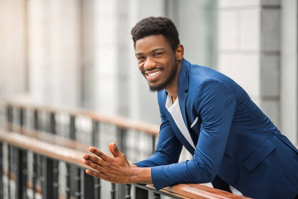 Hombre Africano Guapo Una Chaqueta Azul —  Fotos de Stock