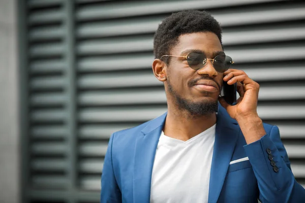 Stilig Afrikansk Man Blå Jacka Med Telefon Handen — Stockfoto