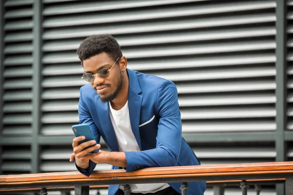 Stilig Afrikansk Man Blå Jacka Med Telefon Handen — Stockfoto