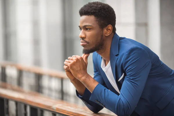 Hombre Africano Guapo Una Chaqueta Azul —  Fotos de Stock