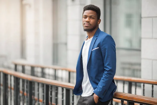 Hombre Africano Guapo Una Chaqueta Azul —  Fotos de Stock