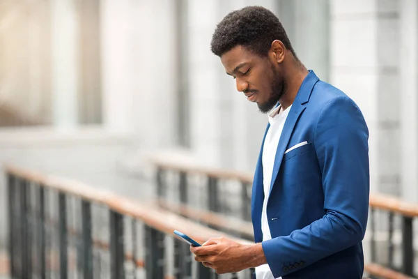 Stilig Afrikansk Man Blå Jacka Med Telefon Handen — Stockfoto