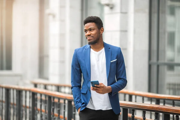 Stilig Afrikansk Man Blå Jacka Med Telefon Handen — Stockfoto