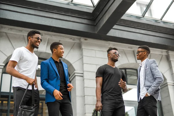 Cuatro Jóvenes Africanos Guapos Fondo Del Edificio —  Fotos de Stock