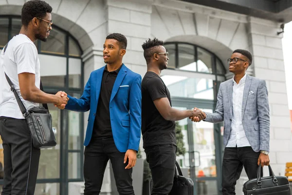 Cuatro Jóvenes Africanos Guapos Fondo Del Edificio —  Fotos de Stock