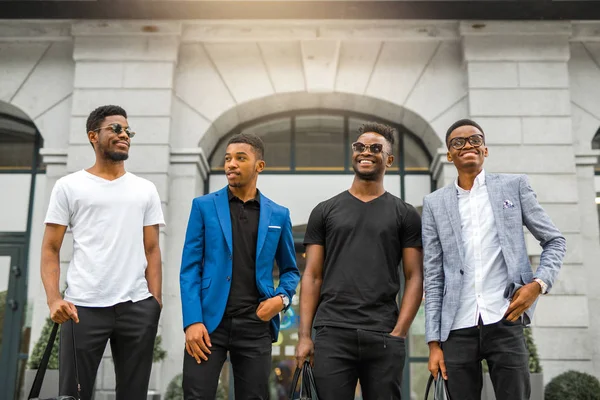 Cuatro Jóvenes Africanos Guapos Fondo Del Edificio —  Fotos de Stock