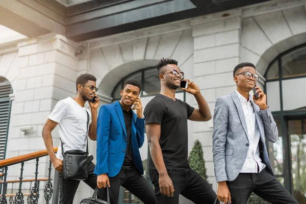 Fyra Afrikanska Män Med Telefoner Händerna Nära Byggnaden — Stockfoto