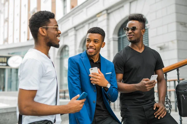 Tre Stiliga Afrikanska Män Kommunicerar — Stockfoto
