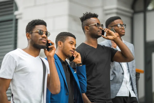 Cuatro Hombres Africanos Con Teléfonos Sus Manos Cerca Del Edificio —  Fotos de Stock