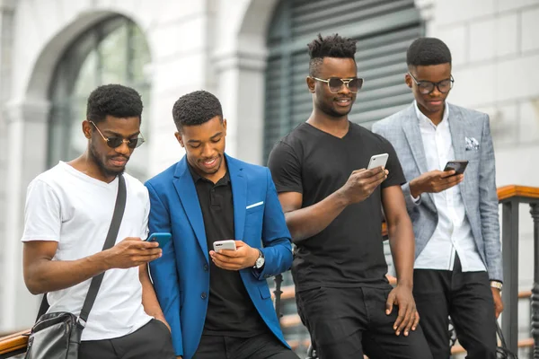 Fyra Afrikanska Män Med Telefoner Händerna Nära Byggnaden — Stockfoto