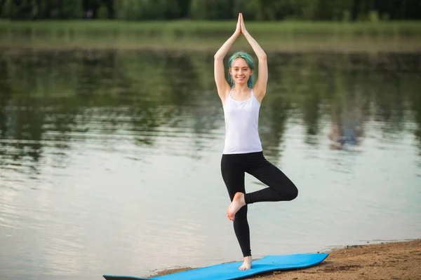 Schöne Junge Frau Sportbekleidung Beim Yoga See Sommer — Stockfoto