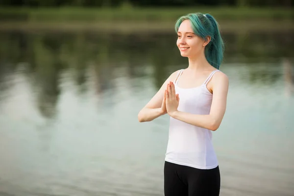 Vacker Ung Kvinna Sportkläder Gör Yoga Nära Sjön Sommaren — Stockfoto