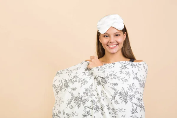 Wanita Muda Yang Cantik Dengan Latar Belakang Berwarna Krem Dalam — Stok Foto