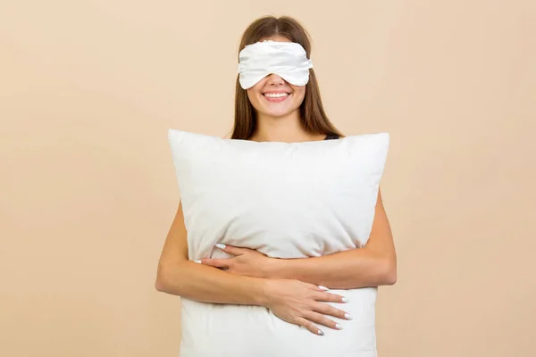 Bella Giovane Donna Uno Sfondo Beige Una Maschera Del Sonno — Foto Stock