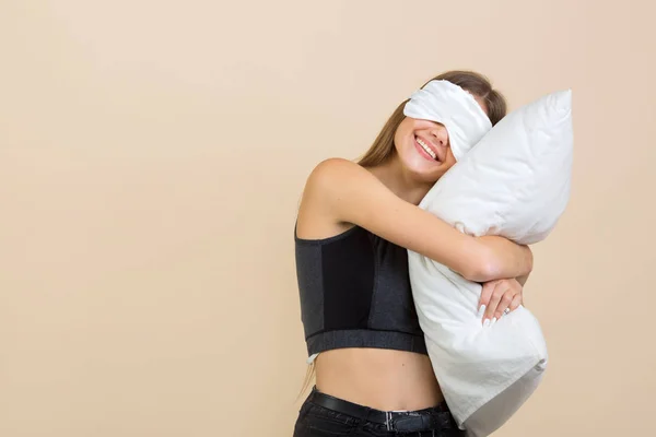 Bella Giovane Donna Uno Sfondo Beige Una Maschera Del Sonno — Foto Stock