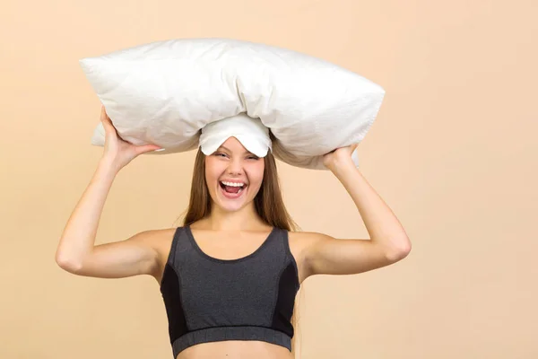 Bella Giovane Donna Uno Sfondo Beige Una Maschera Del Sonno — Foto Stock