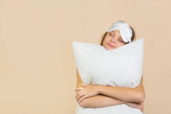 Schöne Junge Frau Auf Beigem Hintergrund Einer Schlafmaske Mit Einem — Stockfoto