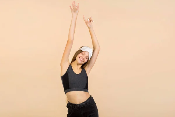 Hermosa Joven Sobre Fondo Beige Una Máscara Para Dormir —  Fotos de Stock