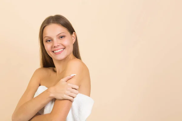 Wanita Muda Yang Cantik Latar Beige Dengan Rambut Panjang Mengalir — Stok Foto