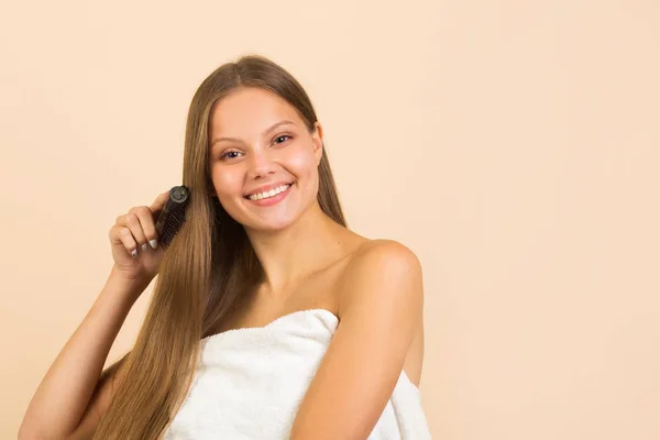 Wanita Muda Cantik Dengan Rambut Panjang Mengalir Latar Belakang Berwarna — Stok Foto