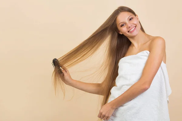 Wanita Muda Cantik Dengan Rambut Panjang Mengalir Latar Belakang Berwarna — Stok Foto