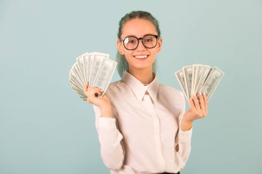 Dolarlarla dolu mavi bir geçmişi olan güzel bir genç kadın.