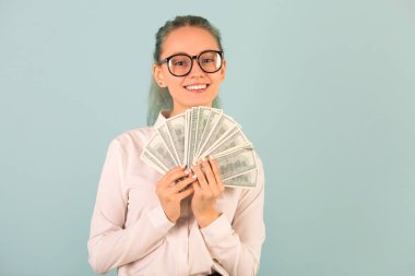 Dolarlarla dolu mavi bir geçmişi olan güzel bir genç kadın.