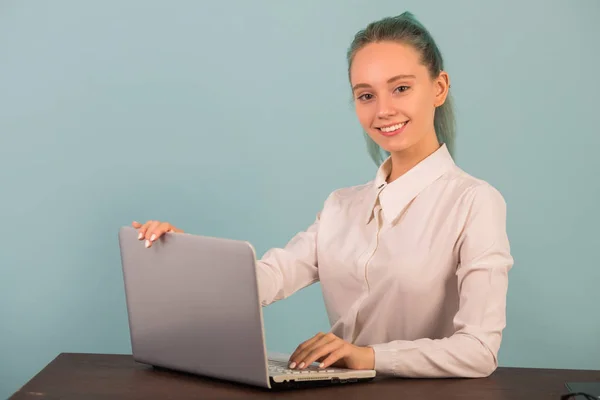 Hermosa Joven Sienta Una Mesa Sobre Fondo Azul — Foto de Stock