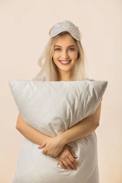 Schöne Junge Frau Einer Schlafmaske Auf Beigem Hintergrund Mit Einem — Stockfoto
