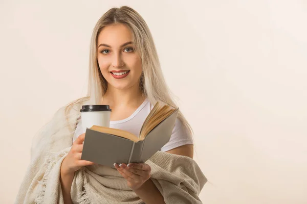 Schöne Junge Frau Trinkt Kaffee Mit Einem Buch Der Hand — Stockfoto