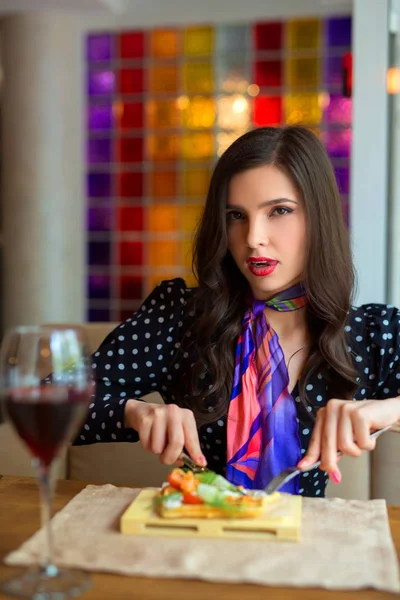Beautiful Young Woman Eats Restaurant — Stock Photo, Image