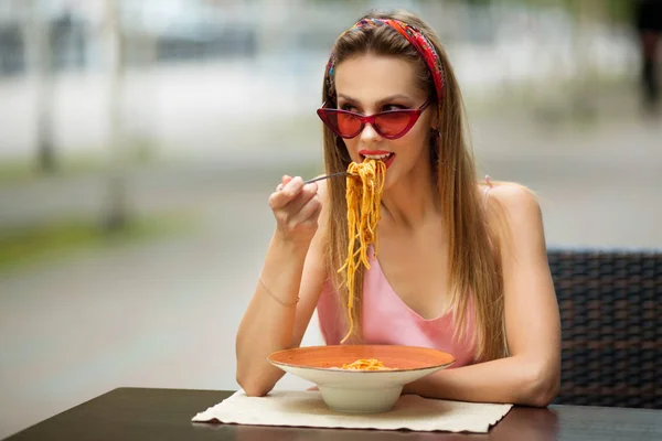 Schöne Junge Frau Isst Spaghetti Einem Straßencafé — Stockfoto