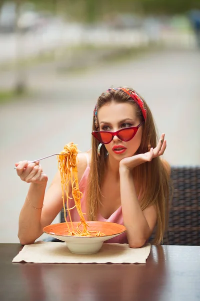 Belle Jeune Femme Manger Des Spaghettis Dans Café Rue — Photo