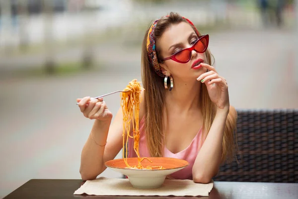 Schöne Junge Frau Isst Spaghetti Einem Straßencafé — Stockfoto