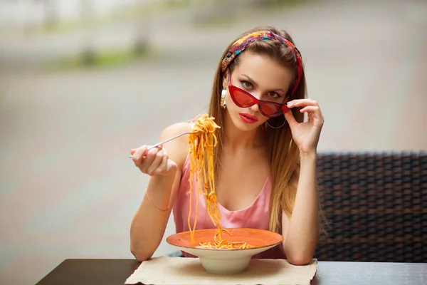 Beautiful Young Woman Eating Spaghetti Street Cafe — 스톡 사진