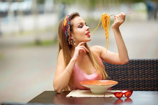 Schöne Junge Frau Isst Spaghetti Einem Straßencafé — Stockfoto