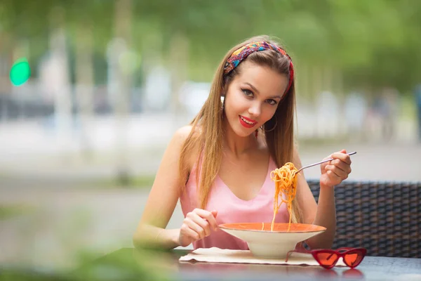 Schöne Junge Frau Isst Spaghetti Einem Straßencafé — Stockfoto