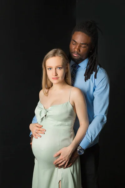 Belle Jeune Famille Attend Bébé Sur Fond Noir — Photo